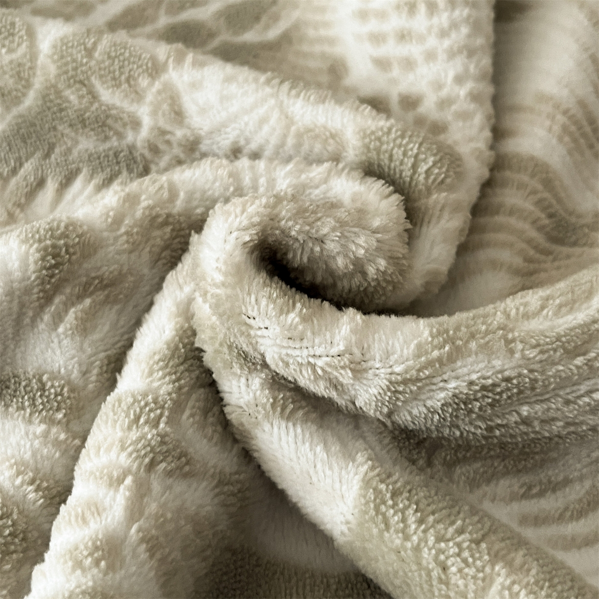 91家纺网 家纺一手货源 找家纺 梦幻之城 2025新款雕花牛奶绒系列四件套-丽娜 丽娜-月白绿