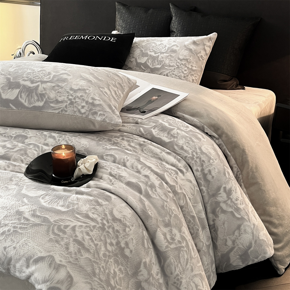 91家纺网 家纺一手货源 找家纺 梦幻之城 2025新款雕花牛奶绒系列四件套-丽娜 丽娜-香草灰