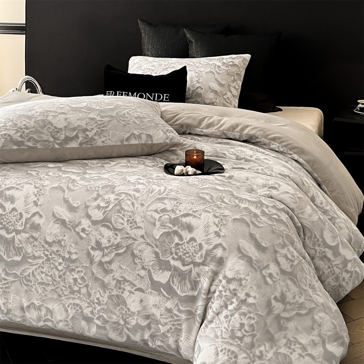 91家纺网 家纺一手货源 找家纺 梦幻之城 2025新款雕花牛奶绒系列四件套-丽娜 丽娜-香草灰