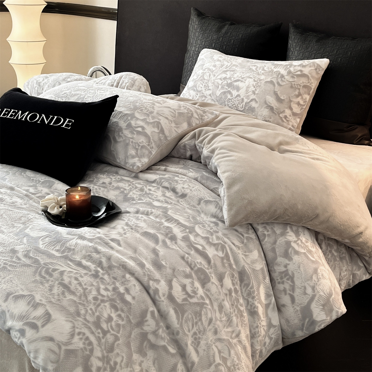 91家纺网 家纺一手货源 找家纺 梦幻之城 2025新款雕花牛奶绒系列四件套-丽娜 丽娜-香草灰