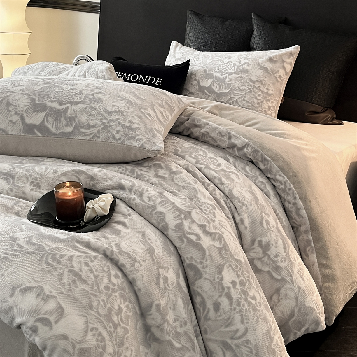 91家纺网 家纺一手货源 找家纺 梦幻之城 2025新款雕花牛奶绒系列四件套-丽娜 丽娜-香草灰