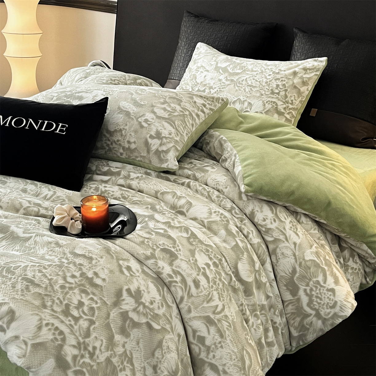 91家纺网 家纺一手货源 找家纺 梦幻之城 2025新款雕花牛奶绒系列四件套-丽娜 丽娜-月白绿