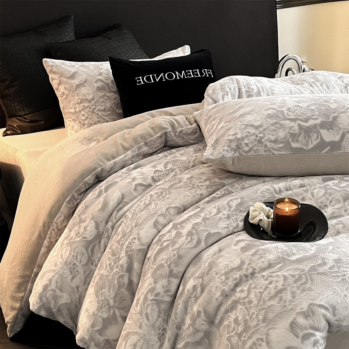 91家纺网 家纺一手货源 找家纺 梦幻之城 2025新款雕花牛奶绒系列四件套-丽娜 丽娜-香草灰