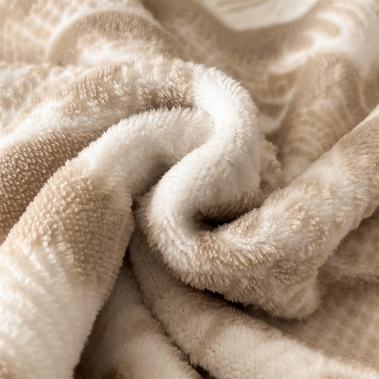 91家纺网 家纺一手货源 找家纺 梦幻之城 2025新款雕花牛奶绒系列四件套-丽娜 丽娜-香槟色