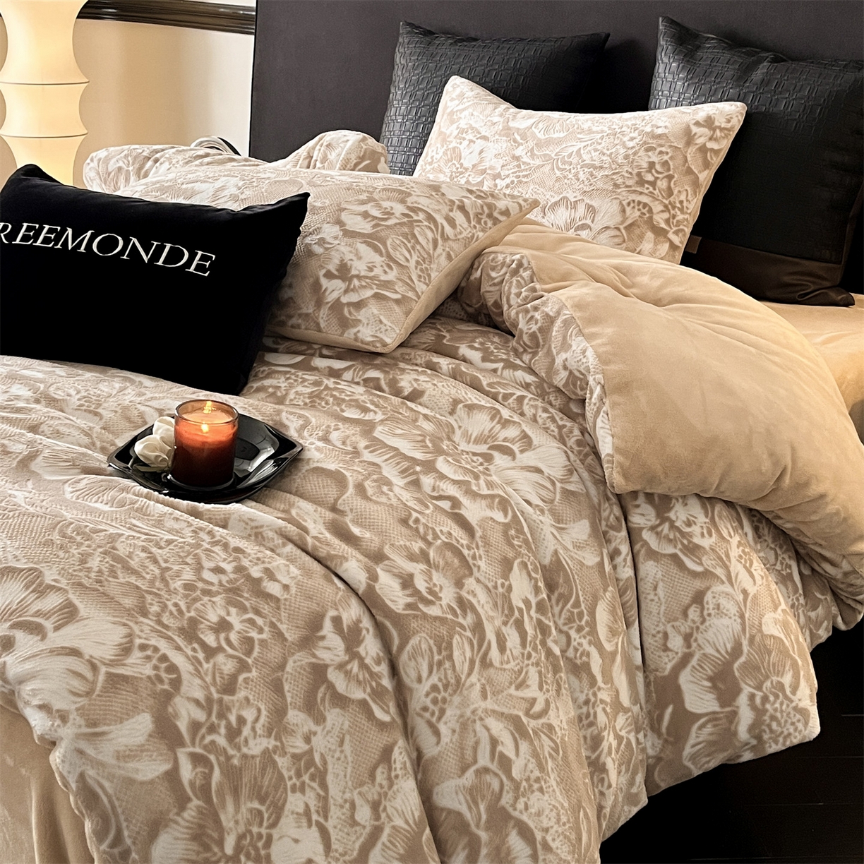 91家纺网 家纺一手货源 找家纺 梦幻之城 2025新款雕花牛奶绒系列四件套-丽娜 丽娜-香槟色