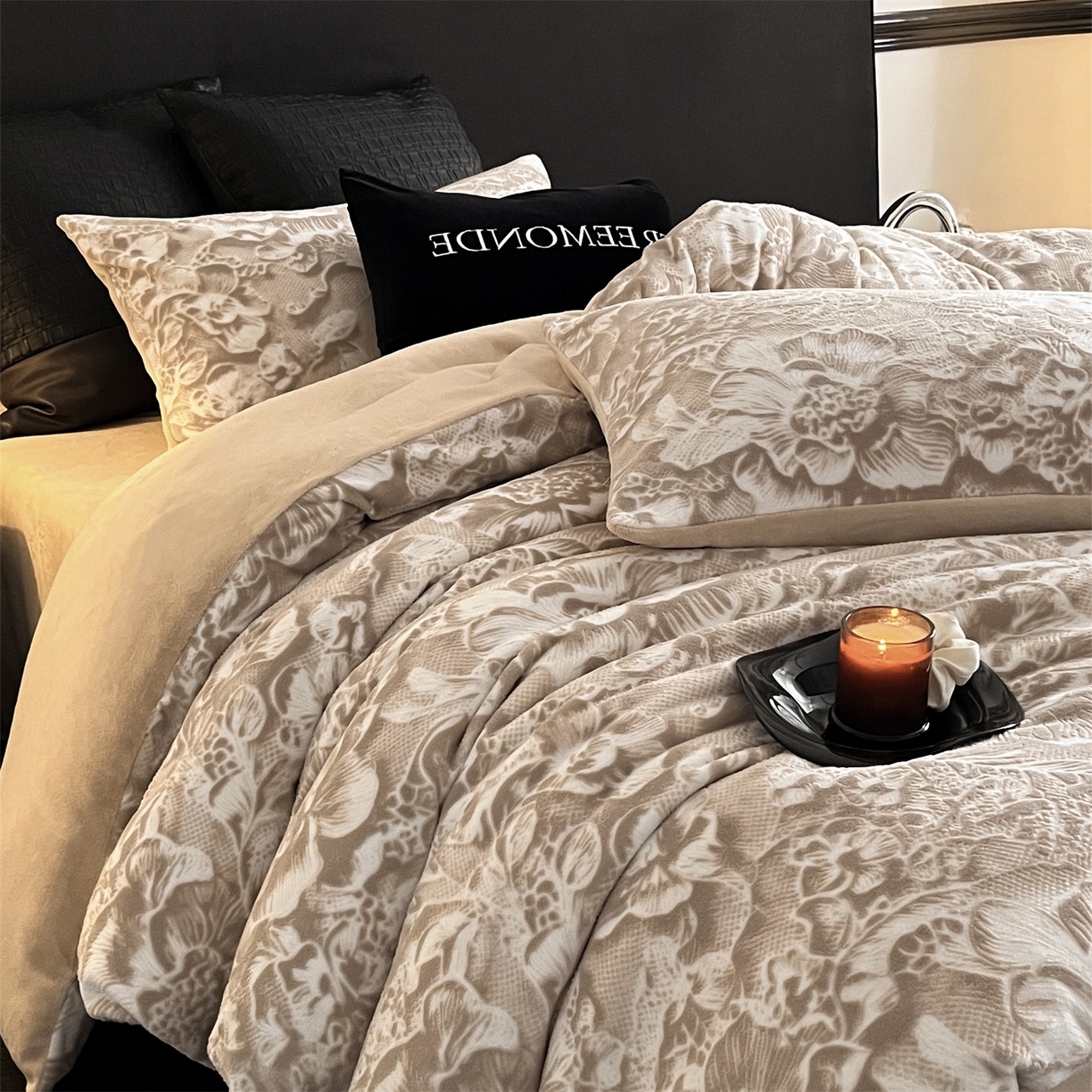 91家纺网 家纺一手货源 找家纺 梦幻之城 2025新款雕花牛奶绒系列四件套-丽娜 丽娜-香槟色