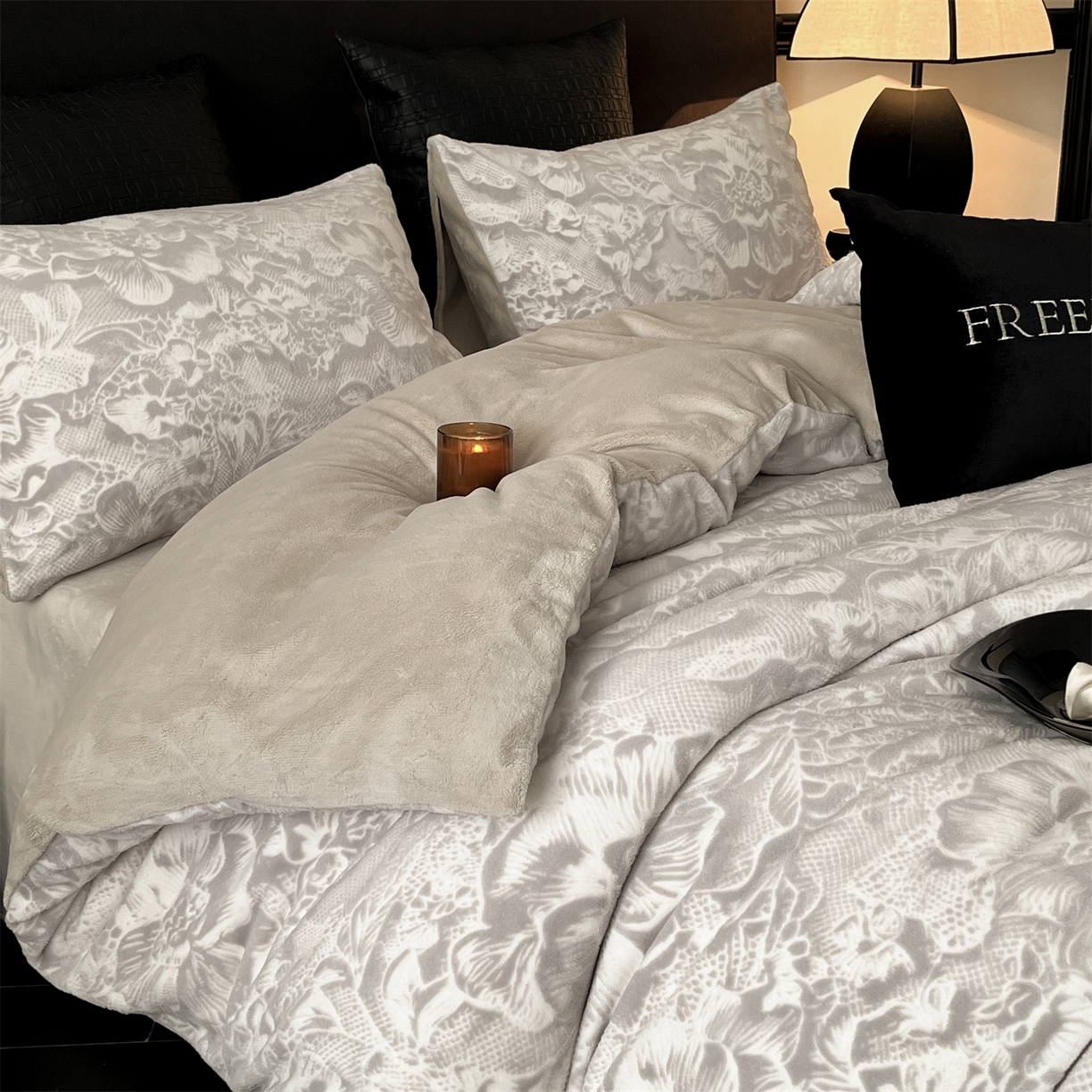 91家纺网 家纺一手货源 找家纺 梦幻之城 2025新款雕花牛奶绒系列四件套-丽娜 丽娜-香草灰