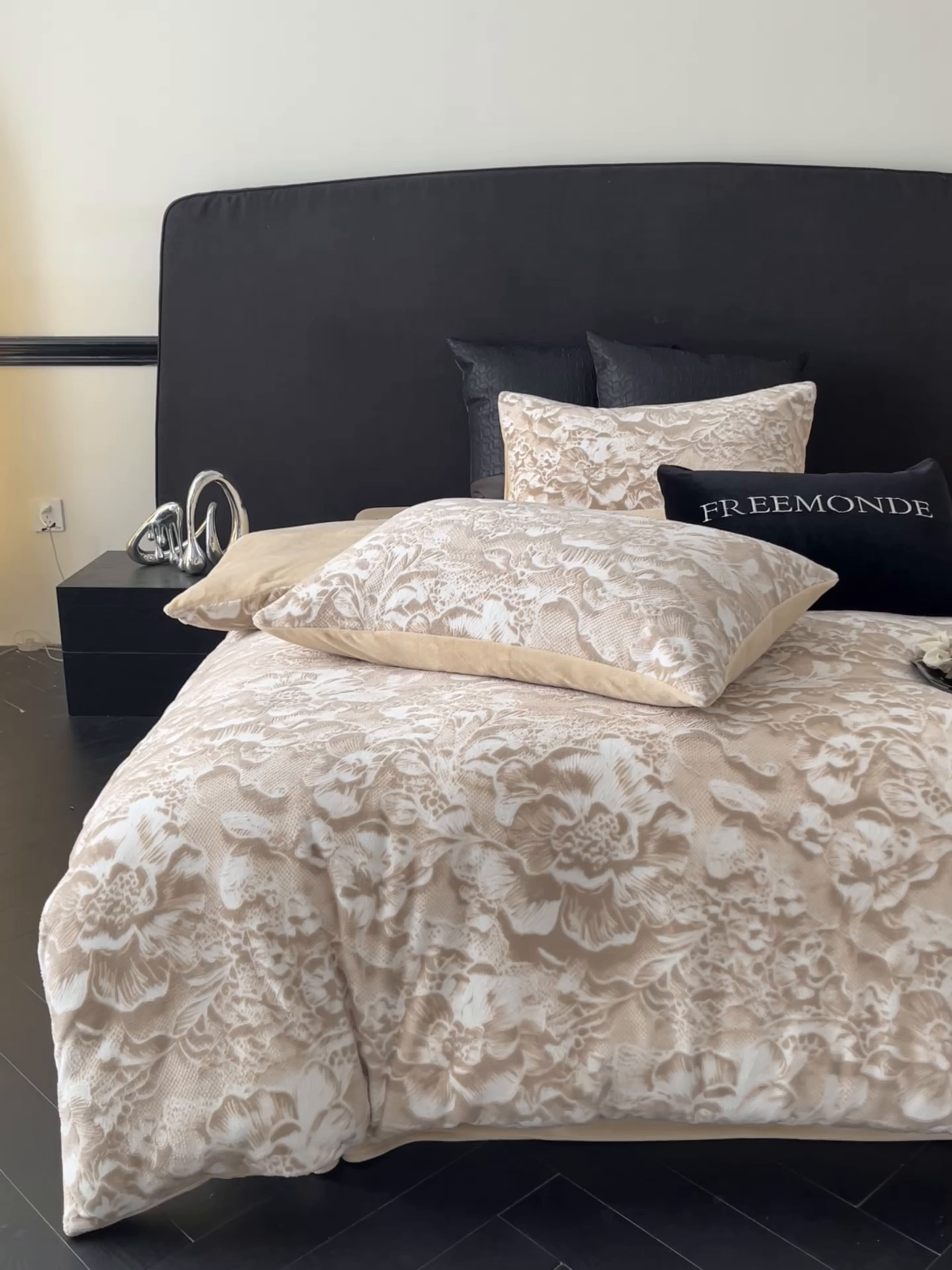 91家纺网 家纺一手货源 找家纺 梦幻之城 2025新款雕花牛奶绒系列四件套-丽娜 丽娜-香槟色