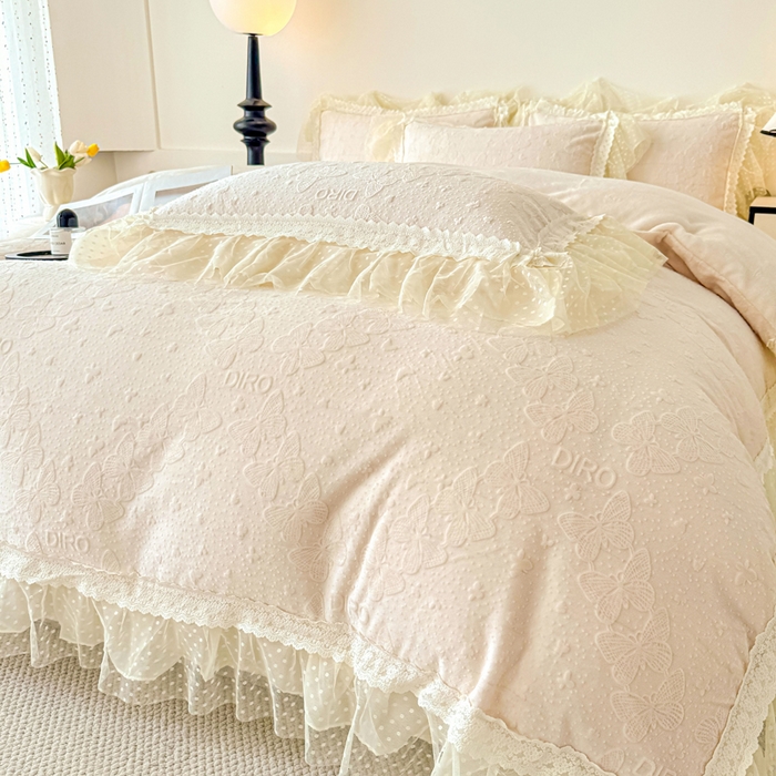 91家纺网 家纺一手货源 找家纺 锦格家纺 2025新款A类高克重雕花牛奶绒花边四件套 蝶漫-奶白