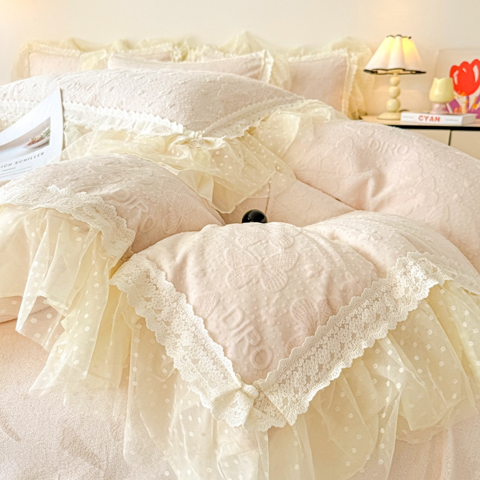 91家纺网 家纺一手货源 找家纺 锦格家纺 2025新款A类高克重雕花牛奶绒花边四件套 蝶漫-奶白