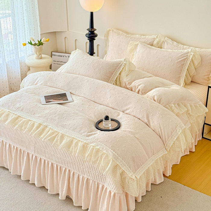 91家纺网 家纺一手货源 找家纺 锦格家纺 2025新款A类高克重雕花牛奶绒花边四件套 蝶漫-奶白