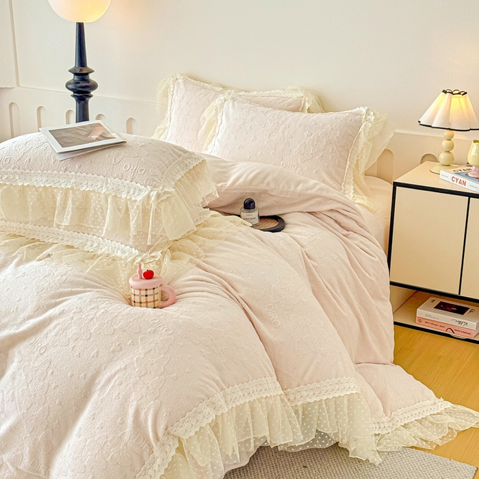 91家纺网 家纺一手货源 找家纺 锦格家纺 2025新款A类高克重雕花牛奶绒花边四件套 蝶漫-奶白