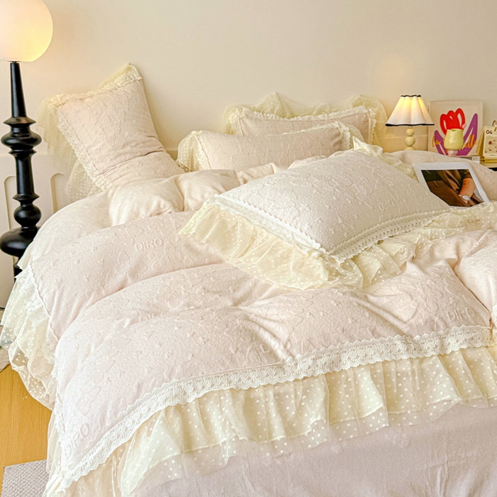 91家纺网 家纺一手货源 找家纺 锦格家纺 2025新款A类高克重雕花牛奶绒花边四件套 蝶漫-奶白