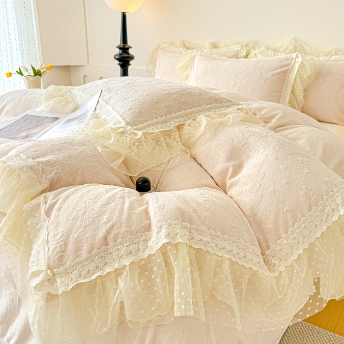 91家纺网 家纺一手货源 找家纺 锦格家纺 2025新款A类高克重雕花牛奶绒花边四件套 蝶漫-奶白