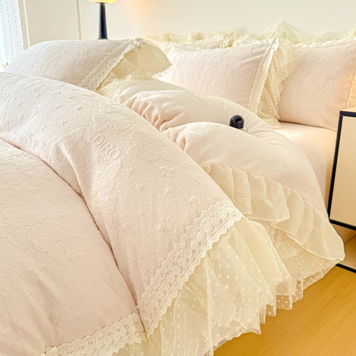 91家纺网 家纺一手货源 找家纺 锦格家纺 2025新款A类高克重雕花牛奶绒花边四件套 蝶漫-奶白
