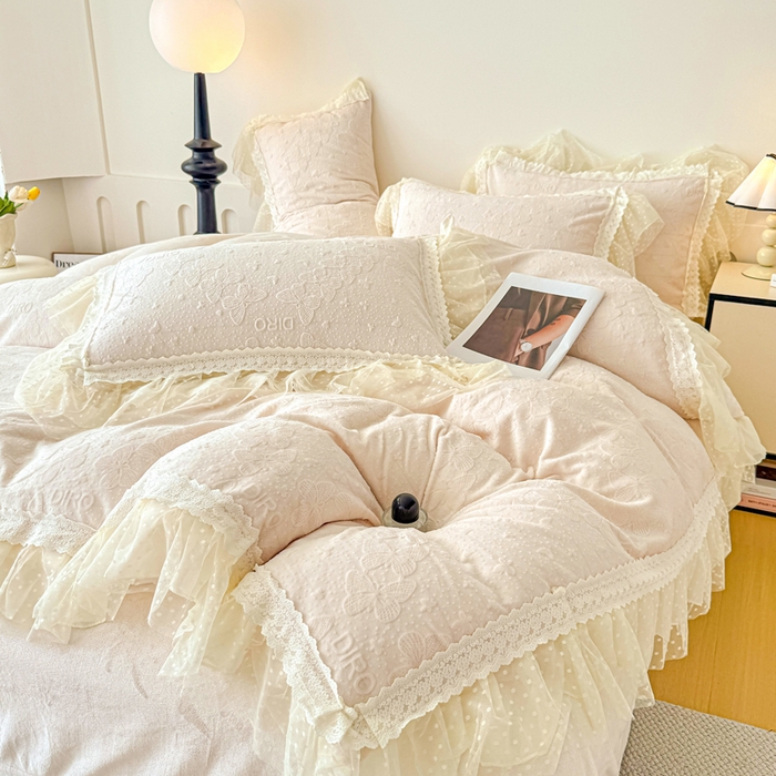 91家纺网 家纺一手货源 找家纺 锦格家纺 2025新款A类高克重雕花牛奶绒花边四件套 蝶漫-奶白