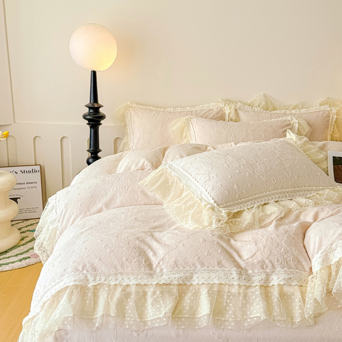 91家纺网 家纺一手货源 找家纺 锦格家纺 2025新款A类高克重雕花牛奶绒花边四件套 蝶漫-奶白