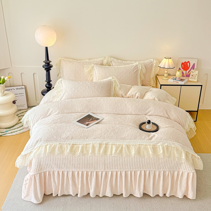 91家纺网 家纺一手货源 找家纺 锦格家纺 2025新款A类高克重雕花牛奶绒花边四件套 蝶漫-奶白