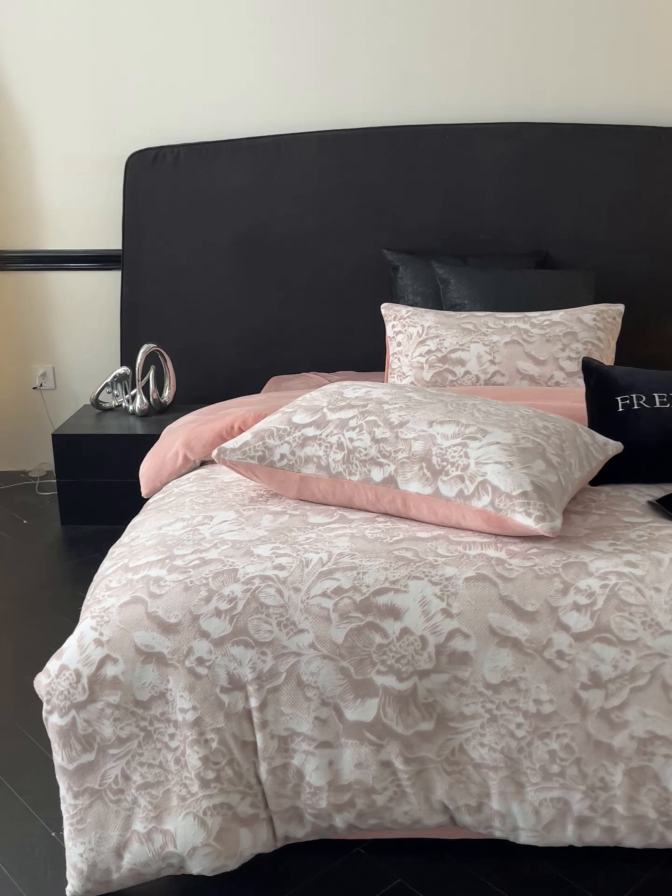 91家纺网 家纺一手货源 找家纺 （总）梦幻之城 2025新款雕花牛奶绒系列四件套-丽娜