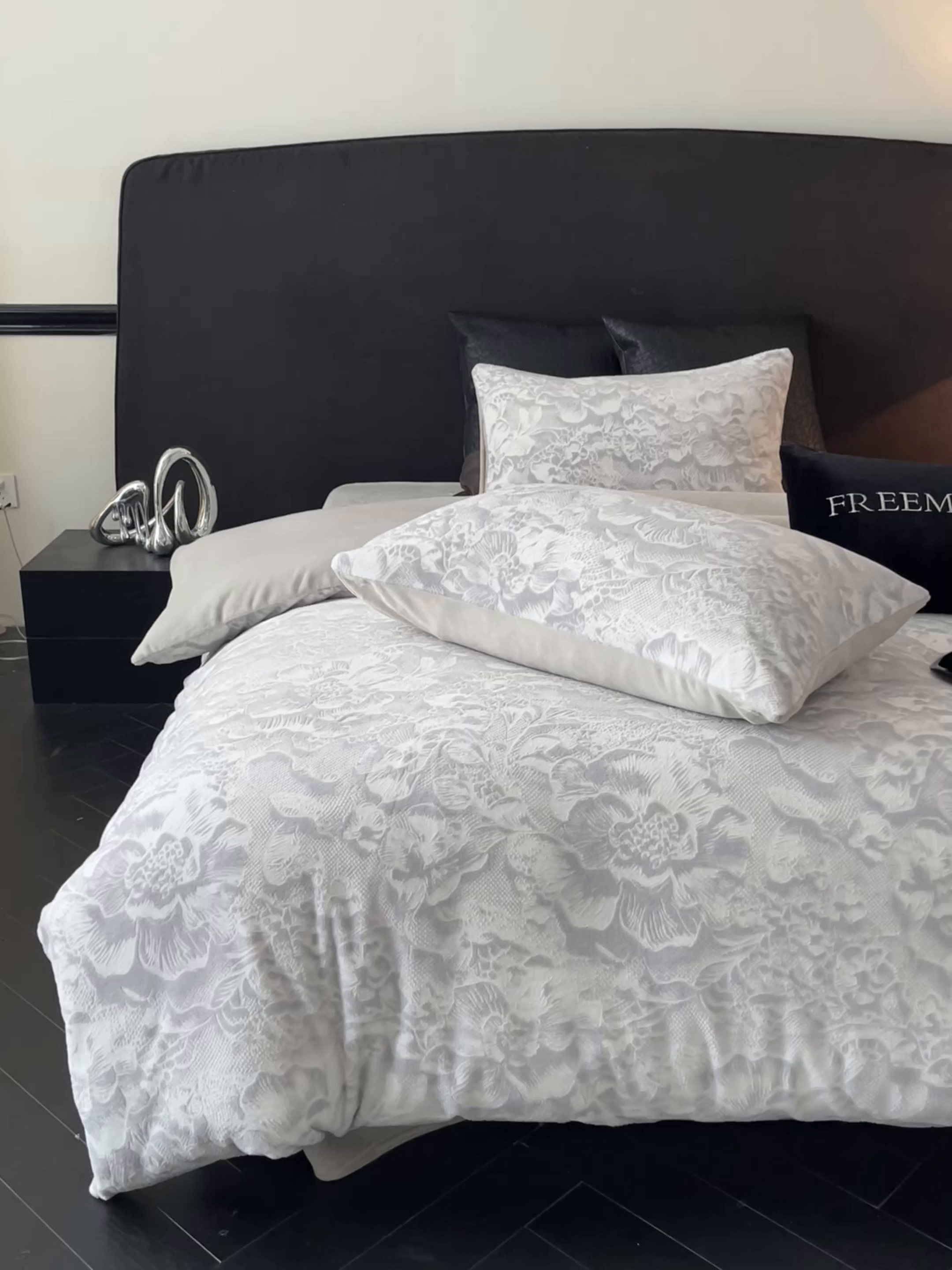 91家纺网 家纺一手货源 找家纺 梦幻之城 2025新款雕花牛奶绒系列四件套-丽娜 丽娜-香草灰