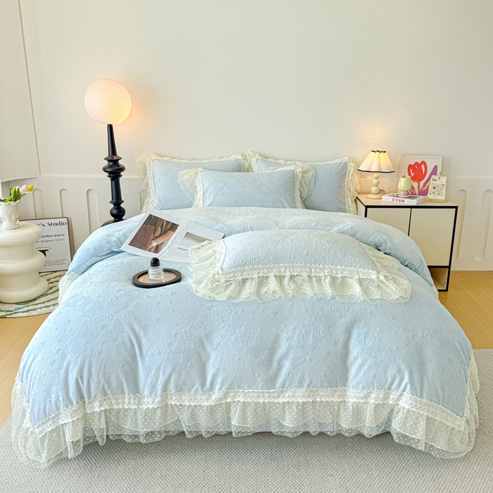 91家纺网 家纺一手货源 找家纺 锦格家纺 2025新款A类高克重雕花牛奶绒花边四件套 蝶漫-天蓝