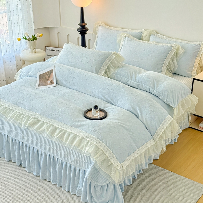 91家纺网 家纺一手货源 找家纺 锦格家纺 2025新款A类高克重雕花牛奶绒花边四件套 蝶漫-天蓝