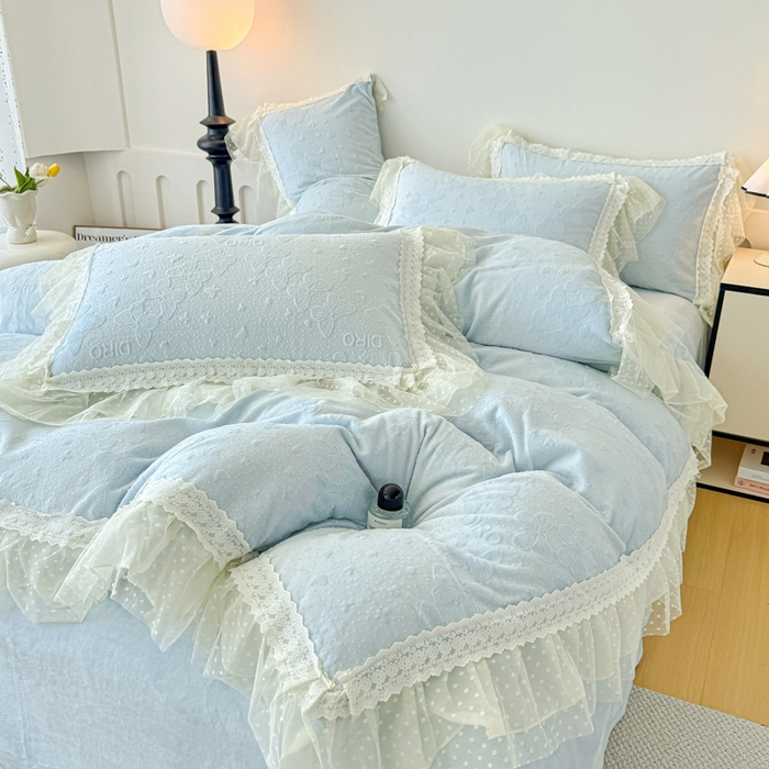 91家纺网 家纺一手货源 找家纺 锦格家纺 2025新款A类高克重雕花牛奶绒花边四件套 蝶漫-天蓝