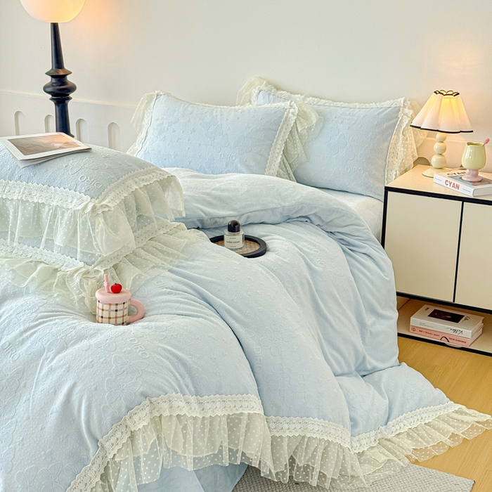 91家纺网 家纺一手货源 找家纺 锦格家纺 2025新款A类高克重雕花牛奶绒花边四件套 蝶漫-天蓝