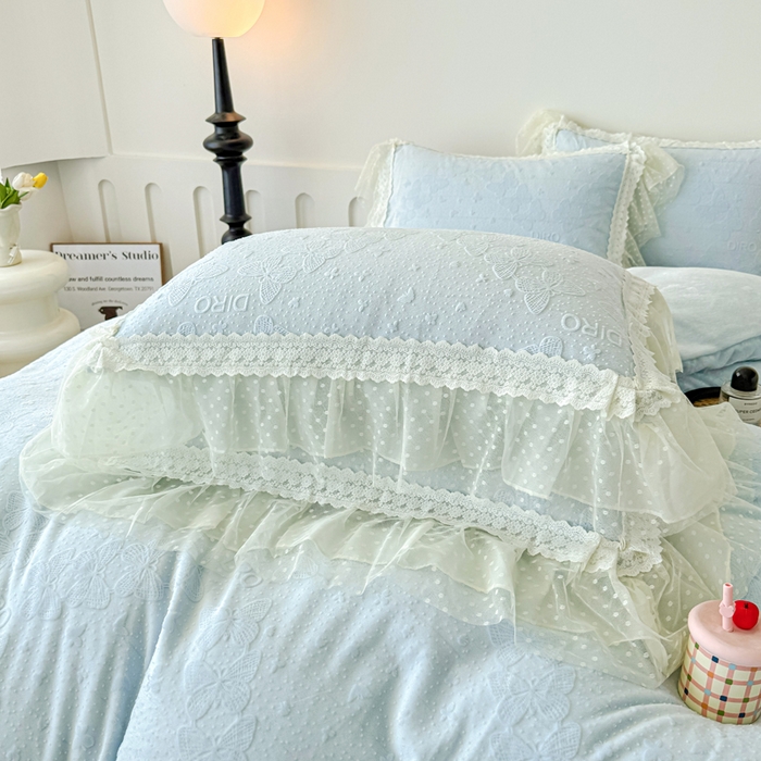 91家纺网 家纺一手货源 找家纺 锦格家纺 2025新款A类高克重雕花牛奶绒花边四件套 蝶漫-天蓝