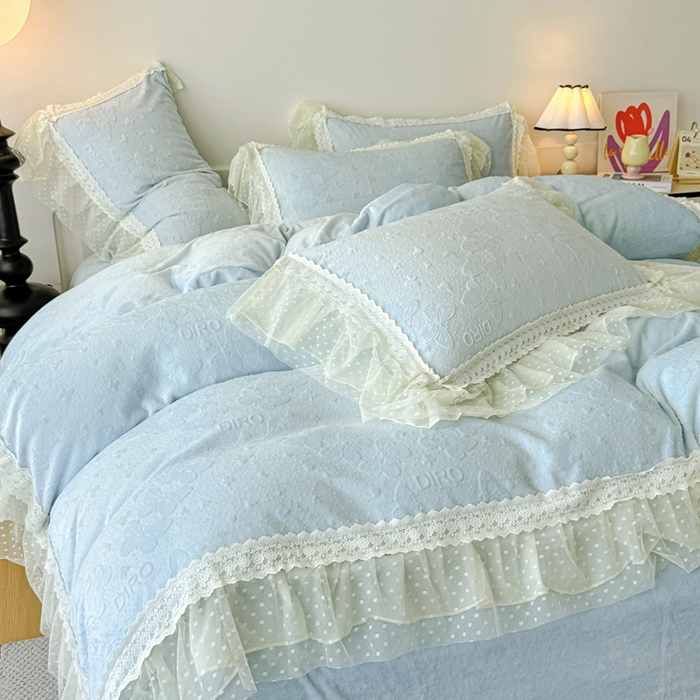 91家纺网 家纺一手货源 找家纺 锦格家纺 2025新款A类高克重雕花牛奶绒花边四件套 蝶漫-天蓝