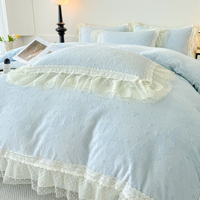 91家纺网 家纺一手货源 找家纺 锦格家纺 2025新款A类高克重雕花牛奶绒花边四件套 蝶漫-天蓝