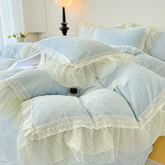 91家纺网 家纺一手货源 找家纺 锦格家纺 2025新款A类高克重雕花牛奶绒花边四件套 蝶漫-天蓝