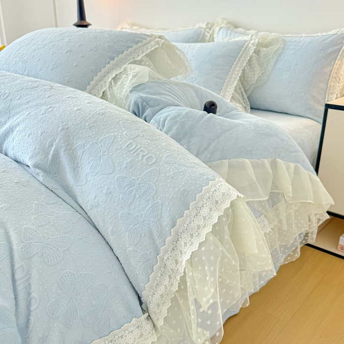91家纺网 家纺一手货源 找家纺 锦格家纺 2025新款A类高克重雕花牛奶绒花边四件套 蝶漫-天蓝