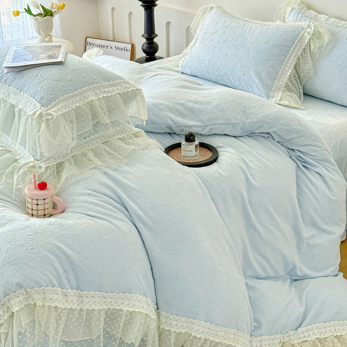 91家纺网 家纺一手货源 找家纺 锦格家纺 2025新款A类高克重雕花牛奶绒花边四件套 蝶漫-天蓝