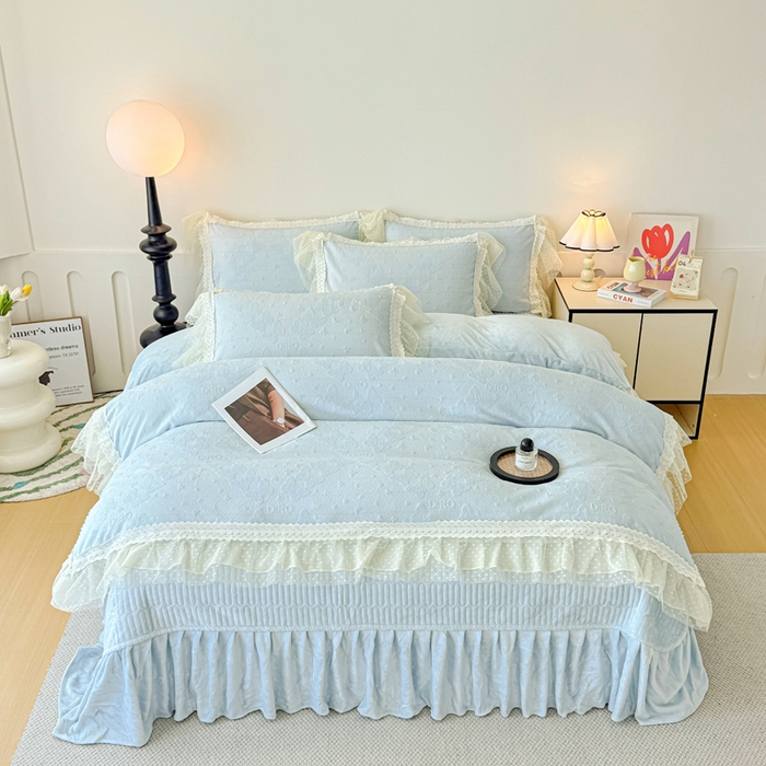 91家纺网 家纺一手货源 找家纺 锦格家纺 2025新款A类高克重雕花牛奶绒花边四件套 蝶漫-天蓝