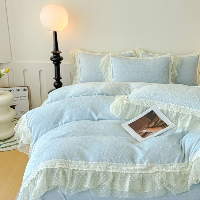 91家纺网 家纺一手货源 找家纺 锦格家纺 2025新款A类高克重雕花牛奶绒花边四件套 蝶漫-天蓝