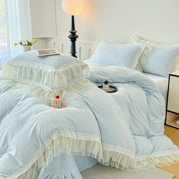 91家纺网 家纺一手货源 找家纺 锦格家纺 2025新款A类高克重雕花牛奶绒花边四件套 蝶漫-天蓝