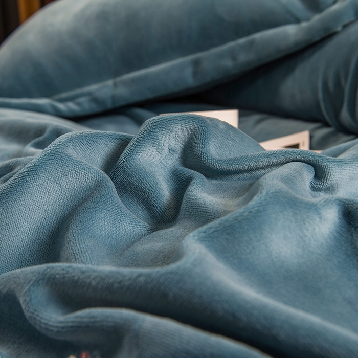 91家纺网 家纺一手货源 找家纺 绒博士 2025新款220g高克重博士绒秋冬保暖四件套--倾城之恋 倾城之恋-青兰绿