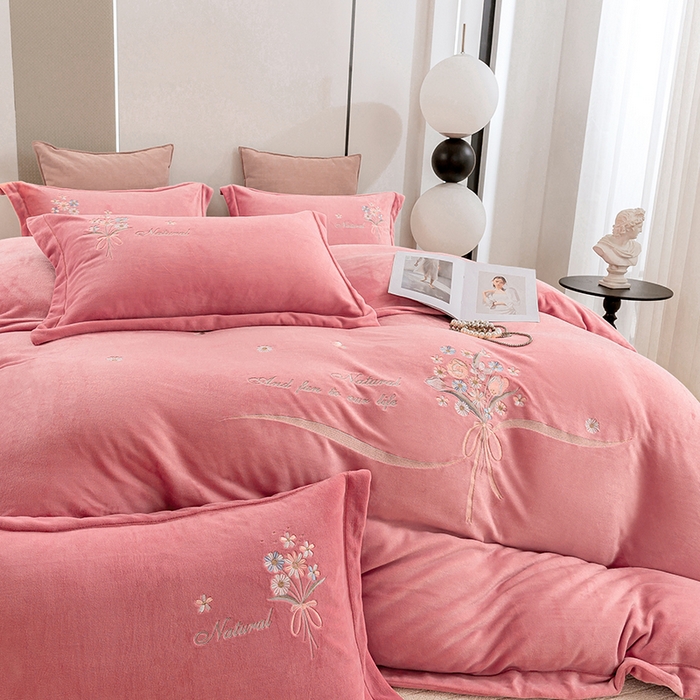 91家纺网 家纺一手货源 找家纺 绒博士 2025新款220g高克重博士绒秋冬保暖四件套--倾城之恋 倾城之恋   粉色