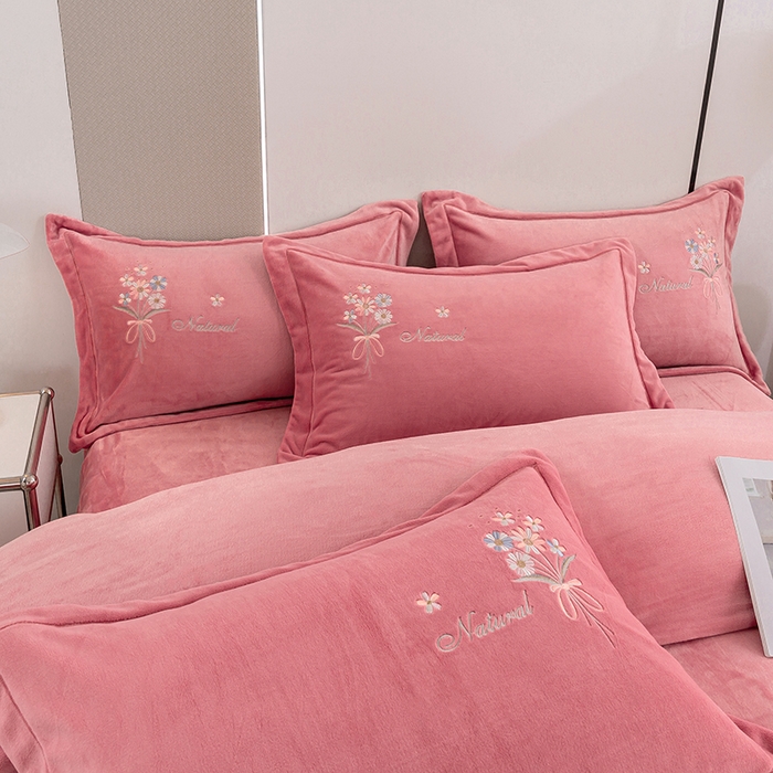 91家纺网 家纺一手货源 找家纺 绒博士 2025新款220g高克重博士绒秋冬保暖四件套--倾城之恋 倾城之恋   粉色