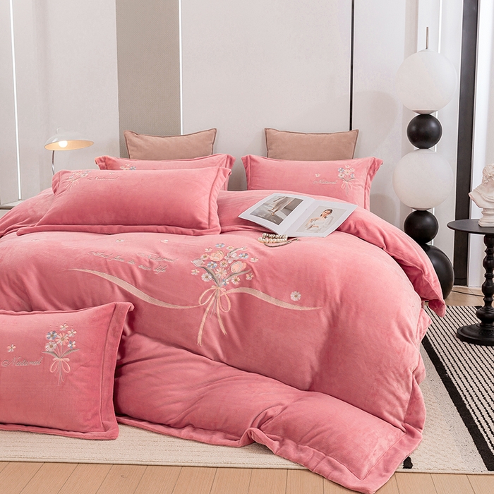 91家纺网 家纺一手货源 找家纺 绒博士 2025新款220g高克重博士绒秋冬保暖四件套--倾城之恋 倾城之恋   粉色