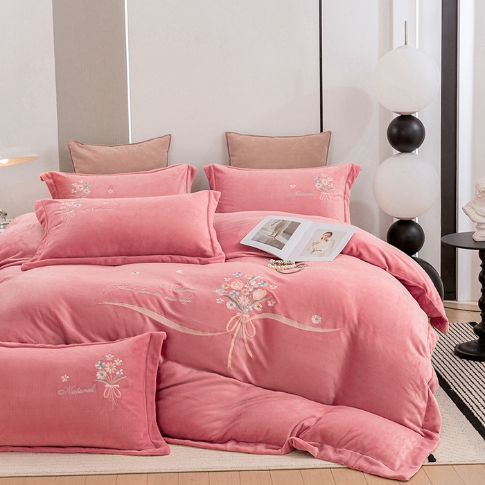 91家纺网 家纺一手货源 找家纺 绒博士 2025新款220g高克重博士绒秋冬保暖四件套--倾城之恋 倾城之恋   粉色