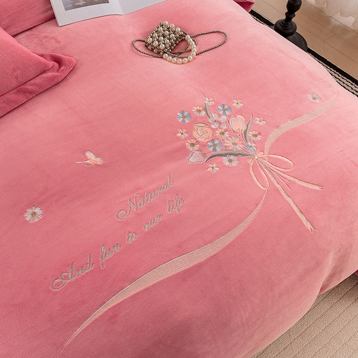 91家纺网 家纺一手货源 找家纺 绒博士 2025新款220g高克重博士绒秋冬保暖四件套--倾城之恋 倾城之恋   粉色