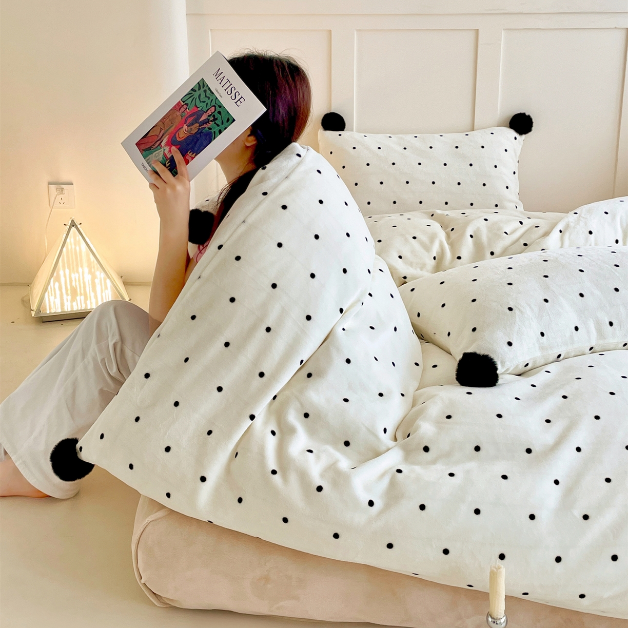 91家纺网 家纺一手货源 找家纺 丽涵家纺 2025秋冬新品混搭波点牛奶绒四件套-拍摄风格一 波点-奶白