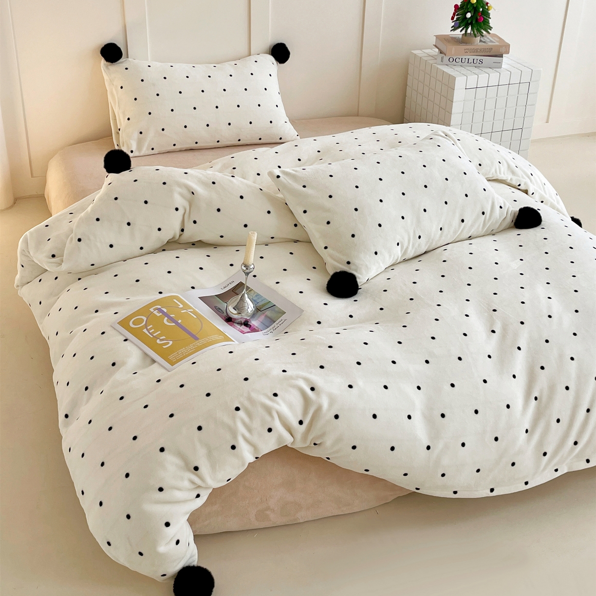 91家纺网 家纺一手货源 找家纺 丽涵家纺 2025秋冬新品混搭波点牛奶绒四件套-拍摄风格一 波点-奶白