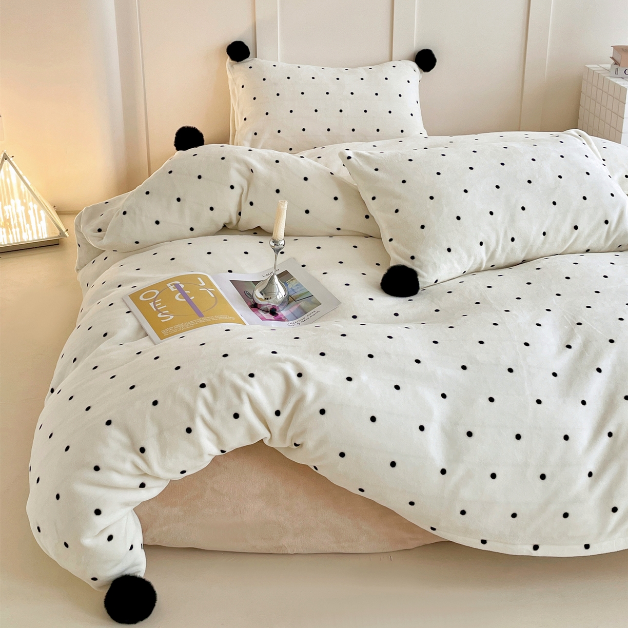 91家纺网 家纺一手货源 找家纺 丽涵家纺 2025秋冬新品混搭波点牛奶绒四件套-拍摄风格一 波点-奶白