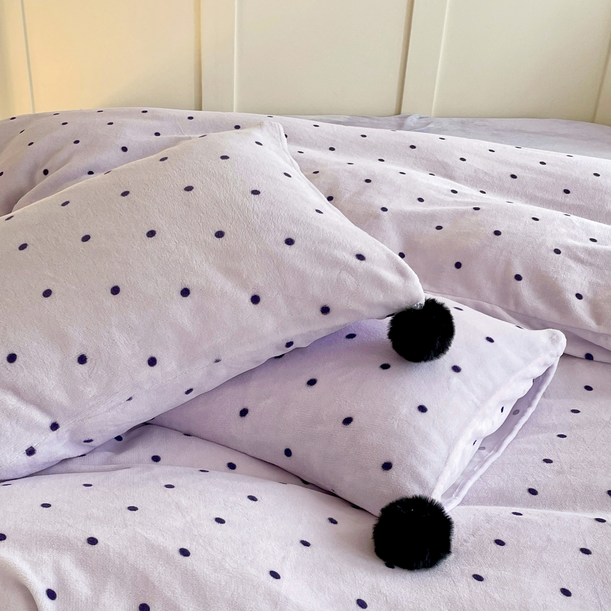 91家纺网 家纺一手货源 找家纺 （总）丽涵家纺 2025秋冬新品混搭波点牛奶绒四件套-拍摄风格一