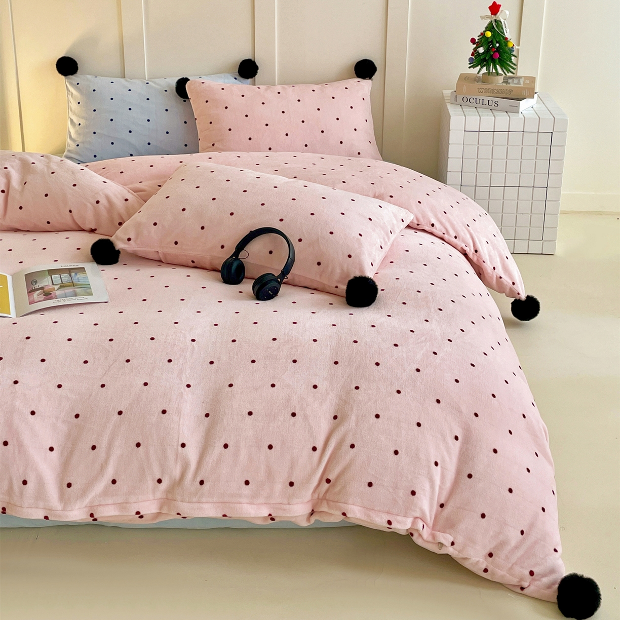 91家纺网 家纺一手货源 找家纺 丽涵家纺 2025秋冬新品混搭波点牛奶绒四件套-拍摄风格一 波点-粉色