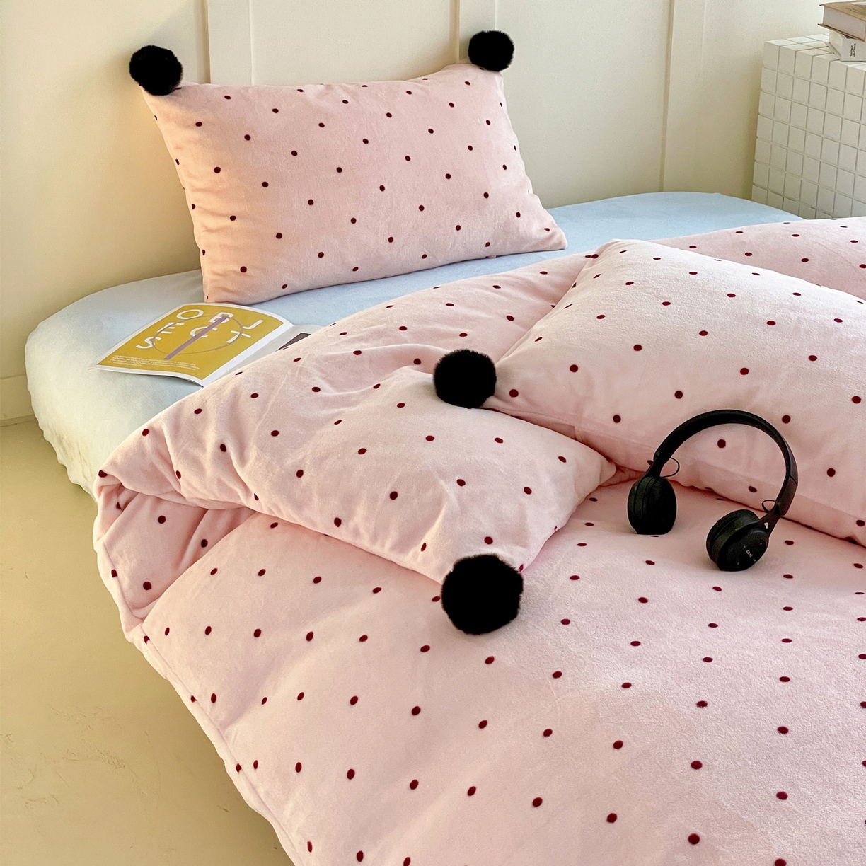 91家纺网 家纺一手货源 找家纺 丽涵家纺 2025秋冬新品混搭波点牛奶绒四件套-拍摄风格一 波点-粉色