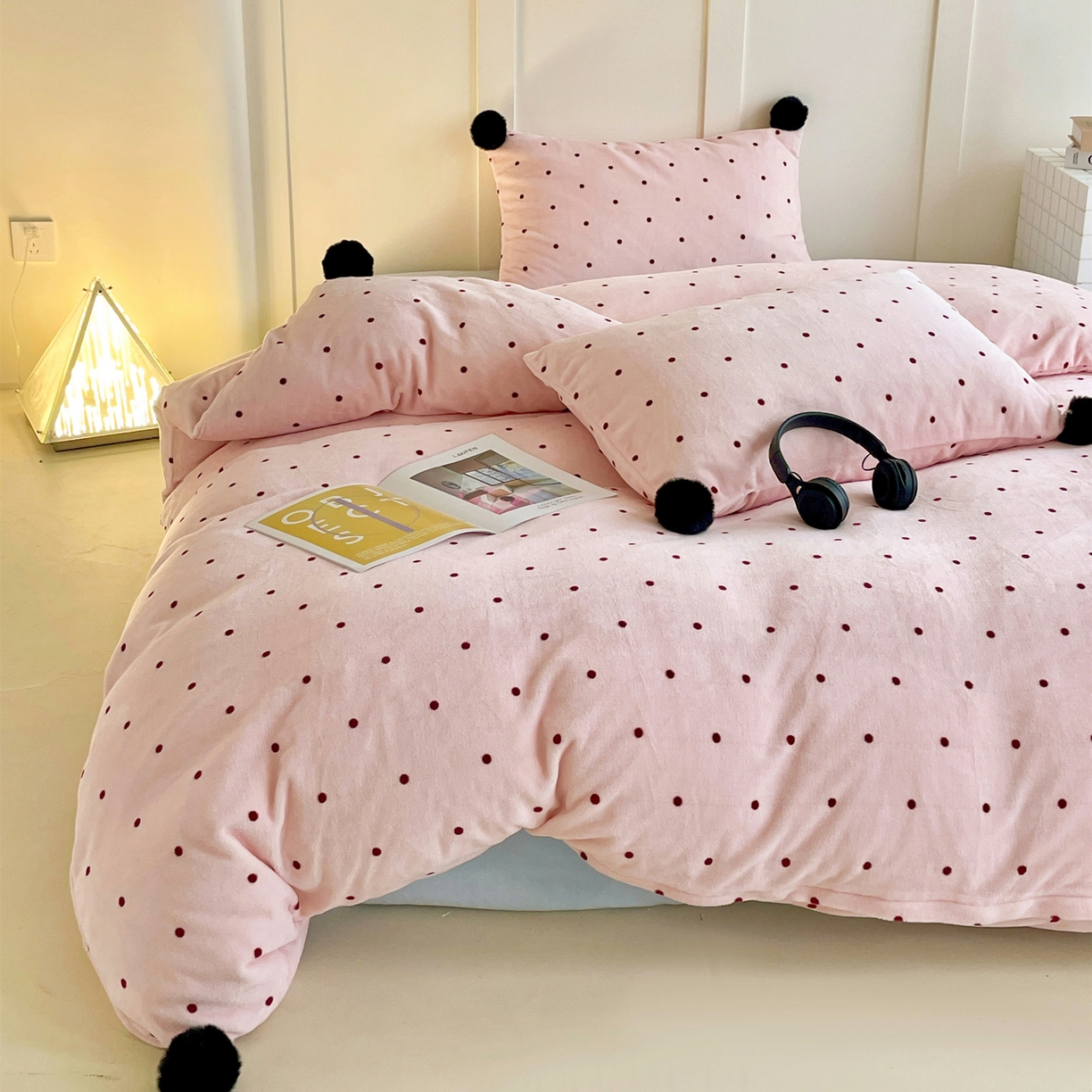 91家纺网 家纺一手货源 找家纺 丽涵家纺 2025秋冬新品混搭波点牛奶绒四件套-拍摄风格一 波点-粉色